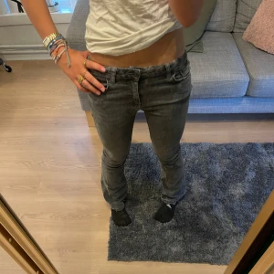 Snygga  Lågmedjade bootcut jeans  - Jeansen har ett litet hål lägst nere på byxan (se på sista bilden) men det är inget man tänker på !💕 pris går att diskutera.