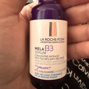 La Roche-Posay Mela B3 Serum - Säljer en flaska La Roche-Posay Mela B3 Serum. Detta serum är intensivt och hjälper till att reducera mörka fläckar. Innehåller 10% niacinamide och vitamin B3, och är berikat med termalvatten från La Roche-Posay. Perfekt för att få en jämnare hudton och minska återkommande mörka fläckar. apoteket pris är 545kr 