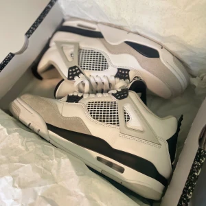 Jordan 4 Military black - Säljer näst intill nya Jordan 4 då de inte kommer till användning, Skorna är i väldigt bra skick då de är använda endast en gång. Har tyvärr slarvat bort kvitto därav priset. Hör av er vid några frågor eller fler bilder, priset ej hugget i sten