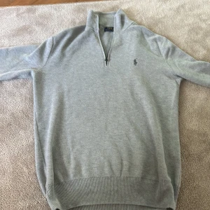 Ralph Lauren tröja - Säljer min Ralph lauren tröja då den är för liten. Riktigt bra skick.