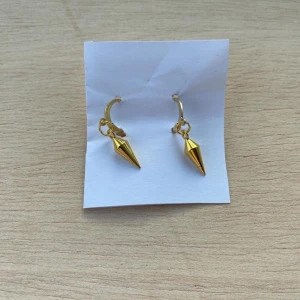 Snygga egen tillverkade örhängen💍💛🩶 - Köp egen tillverkade örhängen🩶💛 Fins i både guld och silver Följ pop smycken på instagram Pop_smycken