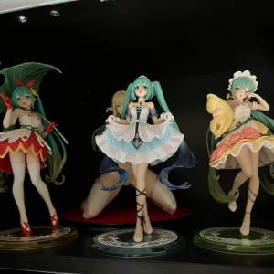 Tre Hatsune miku figurer från Wonderland serien. Från vänster till höger: Thumbelina Ver.  Cinderella ver. (Kommer utan lådan), Sleeping Beauty Ver. 