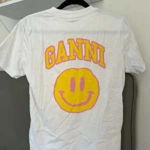 GANNI T-shirt - Så cool & unik tshirt från Ganni i storlek XS. Nypris ca 900kr. Aldrig använd så i superbra skick! 🩷💛🩷💛