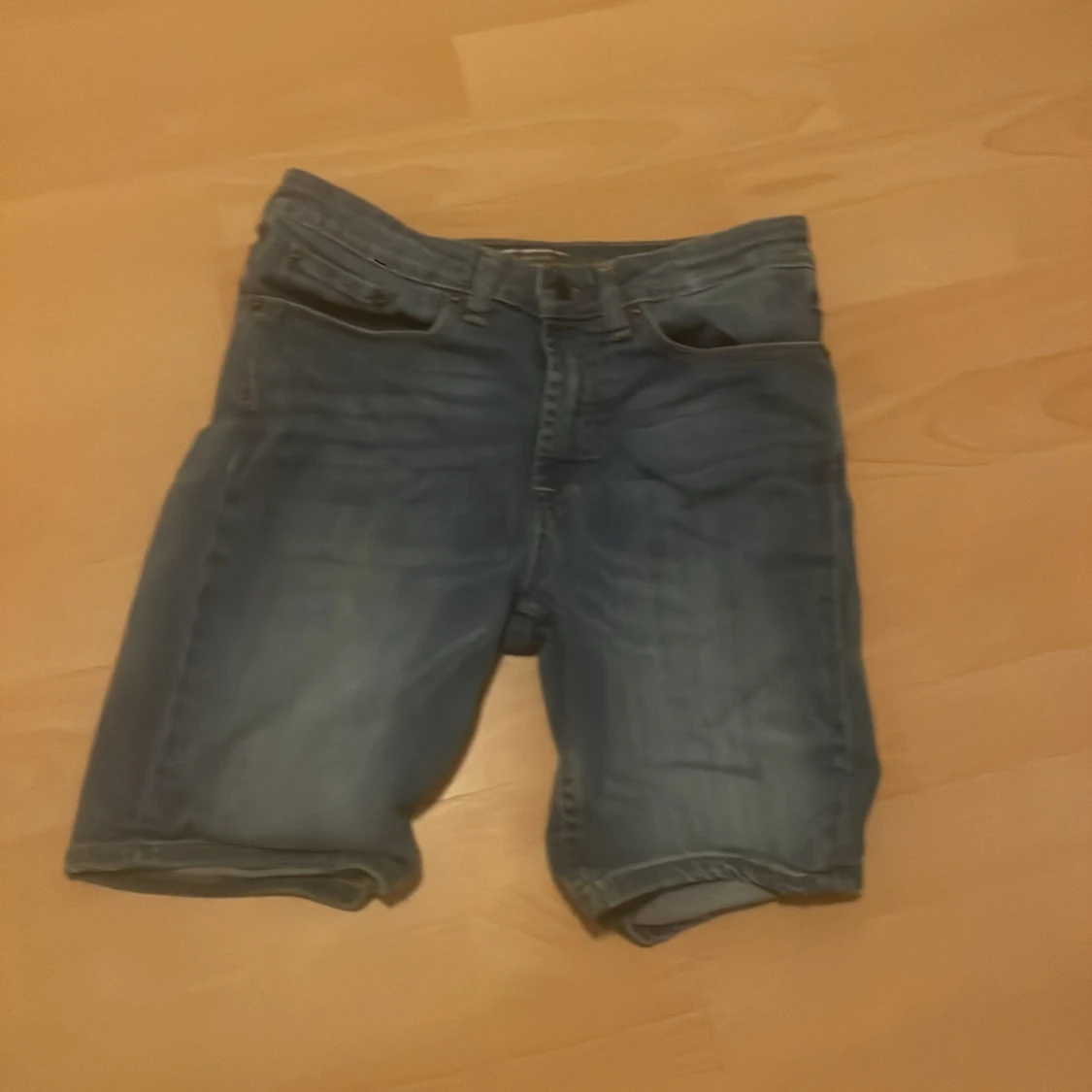 Blå jeansshorts från Dressmann