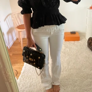 Designbysi kostymbyxor  - Kostymbyxor från designbysi vita som är Lågmidjade, helt oanvända!! Passar 34-38❣️❣️