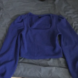 Topp/Tröja - Blå U-ringad tröja