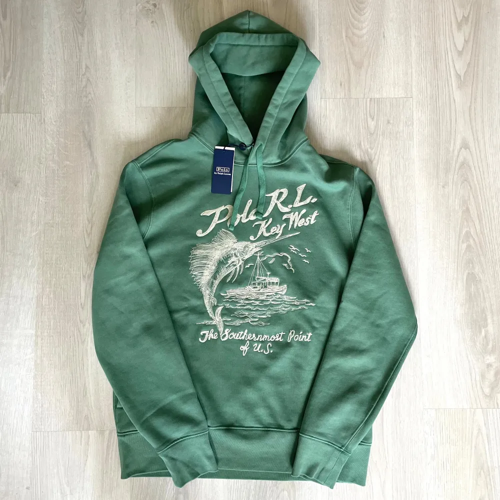 Säljer denna sjukt eftertraktade och sällsynta Ralph Lauren-hoodie, storlek M (passar även S). Helt ny med tags. Den är nästintill omöjlig att få tag på då den är slutsåld överallt. Nypris: 3100 kr, mitt pris: 1999 kr. Hör av dig vid frågor!. Hoodies.