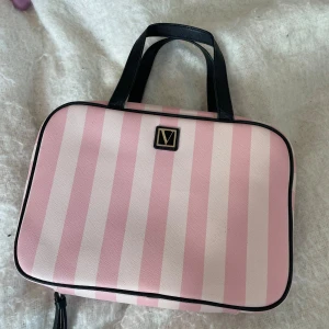 Victoria secret neccesär - Fin Victoria secret neccesär! Använd väl och har en fläck på baksidan av att färgen försvunnit pågrund av att jag försökt tvätta en tidigare fläck med aceton. Skriv för frågor och bilder! 💕