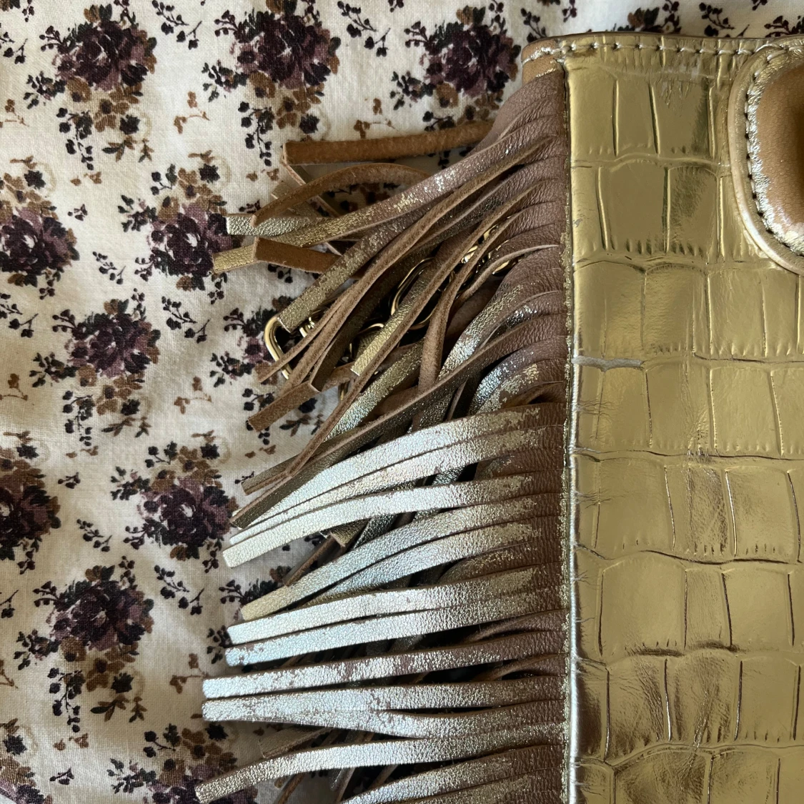 Guldig axelväska med fransar - 93