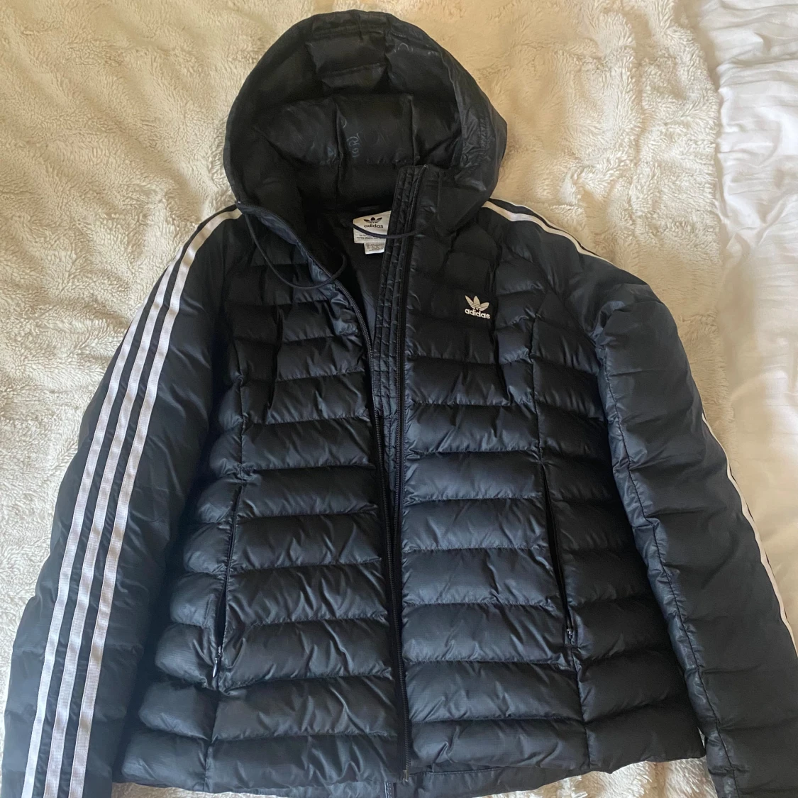 Säljer min Adidas slum jacket då den inte har kommit till användning 😊 Skulle säga att den är en höst/vår jacka, eller vinterjacka om man inte är så frusen hahah. Fint skick, inga skavanker. Tvättar såklart innan frakt om så vill. Köpt för ca 900. - 90
