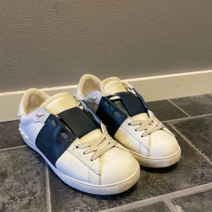 Valentino Open - 6-10 skick lite slitna men går nog att tvätta lite djupare om man vill dom att se nyare ut. Har nästan tappat valentino logan i sulan. Mvh. Hugo