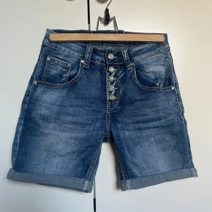 Jeans shorts - Bra skick har nästan aldrig använt dom. Bekväma ☺️ 