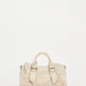 Zara handväska  - Jättefin handsvärska från zara med slitningar på, helt slutsåld 