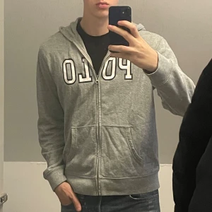 Polo Ralph Lauren Zip Hoodie - Jättebra skick, jag är 180 och väger 65 kg.