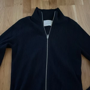 Jack and Jones hel zip (stickad) - Säljer denna riktigt snygga stickade tröjan från Jack and Jones, aldrig använd då den är lite för stor.HELT NY utan prislapp. Den är stor i storleken, de är XS men passar S. Nypris 599kr, denna modellen säljs ej längre mvh Linus
