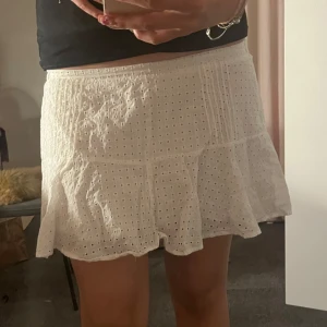 Vit kortkjol  - Vit flowig kjol💖