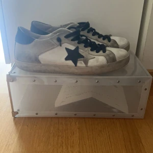 2star - Ett par feta 2star som jag längre inte använder då jag köpt nya skor. De är rätt använda men går att använda mycket mer då de bara e smutsiga och inte har några slitningar på skorna.  Pris 650kr Nypris ligger på 2000 med frakten från Italien 
