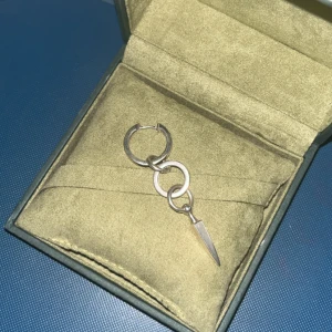 Maria nilsdotter chaos queen örhänge - Superbra skick