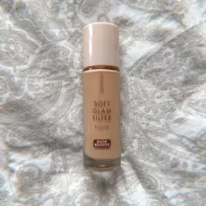 Catrice SOFT GLAM FILTER foundation i färgen ”010 FAIR-LIGHT”. Fick den, har aldrig använt den! FÖRST TILL KVARN!