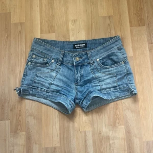 Blå jeansshorts från New-Sstar - Säljer ett par snygga blå jeansshorts från New-Sstar. De har en klassisk femficksdesign med knapp och dragkedja fram. Perfekta för sommardagar och festivaler! 🕶️