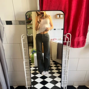 Gröna Jeans mid rise från Brandy Melville - Bra skick, jag har använt dom tre gånger. Priset är förhandlingsbart.  DM mig om storleken 😊