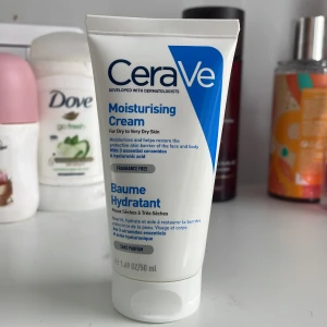 CeraVe Moisturising Cream - CeraVe Moisturising Cream är perfekt för torr till mycket torr hud. Den återfuktar och hjälper till att återställa hudens skyddsbarriär med hjälp av tre essentiella ceramider och hyaluronsyra. Krämen är parfymfri och kan användas både i ansiktet och på kroppen. Förpackningen är smidig och lätt att använda med ett praktiskt lock. Den är aldrig använd bara öppnad. Nypris 150 kr. 🩷