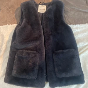 Mörkblå/grå väst från zara barn, bra skick, fickor - Zara pälsväst i bra skick, inte använd mycket!