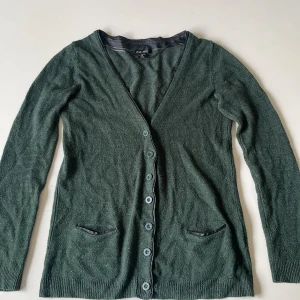 Mossgrön kofta - Kofta från Amisu. Mys material. Stl xs. Koftans färg är mörkare än vad bra lederna fick fram (Mossgrön). Liten i storlek.