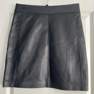 Svart skinnkjol - Oanvänd kjol strl 36 i nappaläder