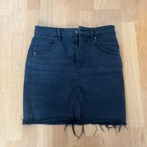 Svart jeanskjol - Svart jeanskjol från Pull & Bear i storlek S (jag är 163 cm). Kjolen är i mycket gott skick.  ☕️🖤💖