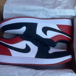 Air jordan 1 low - Helt nya  oanvända skor med låda 