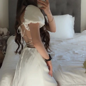 Zara klänning  - Finaste vita klänningen från Zara, använd endast en gång och är i storlek XS! Så söt till sommarn, skolavslutningen, studenten eller annat! 