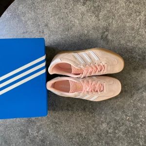 Rosa adidas gazelle 🌸 - Säljer dessa rosa adidas gazelle i storlek 39. De är helt nya och kommer med box. Skriv till mig vid eventuella frågor‼️