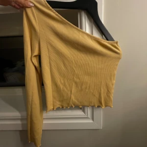 Oneshoulder topp - Söt gul ribbad oneshoulder topp❤️ Står ingen storlek men den är från gina och passar allt från XS-S kanske M ❤️