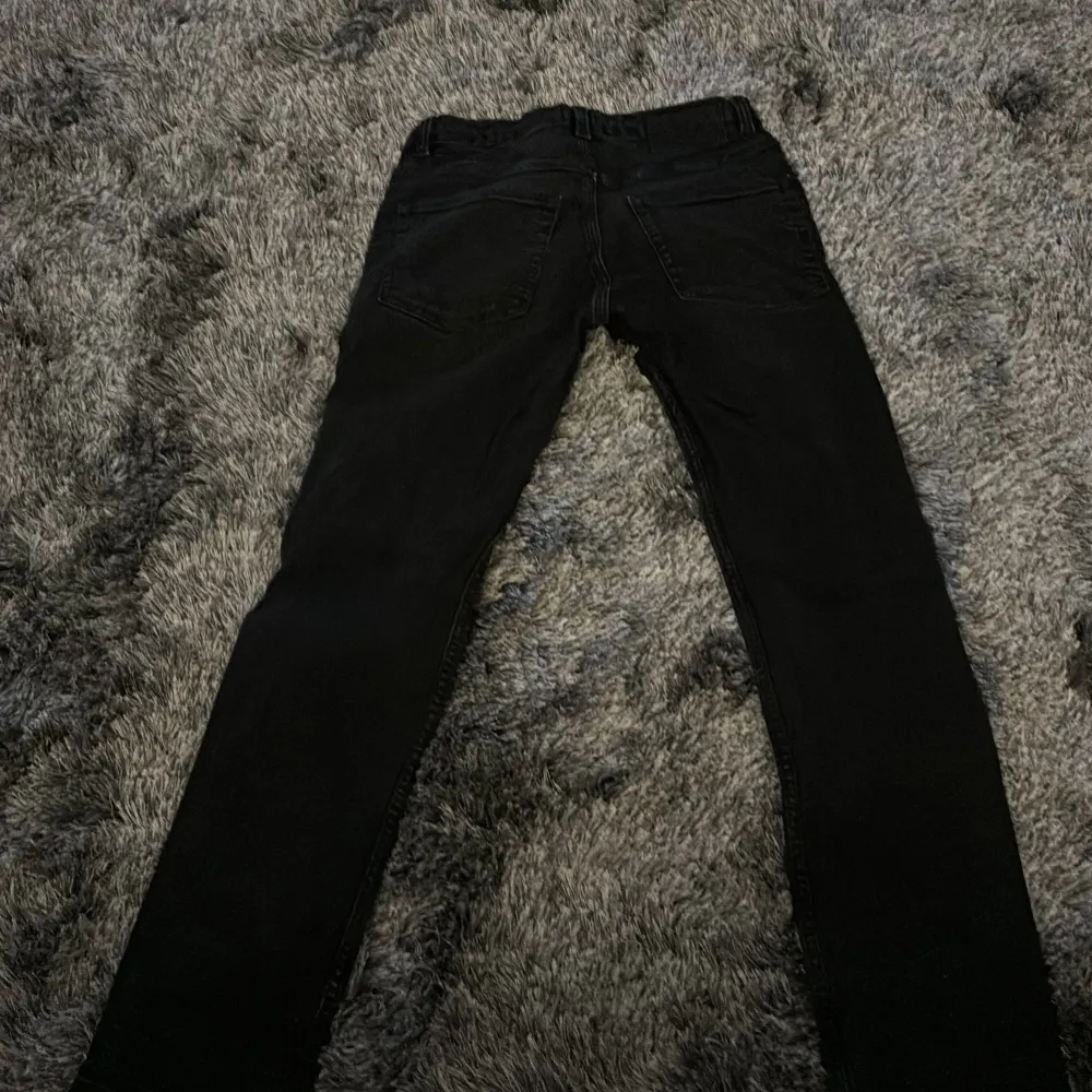 Säljer ett par svarta skinny jeans i bra skick. De är tighta och har en låg midja. Perfekta för både vardag och fest!. Jeans & Byxor.