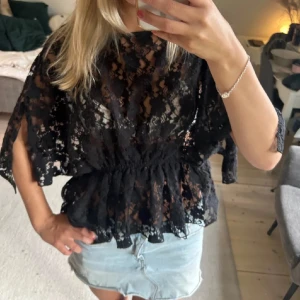 Superfin spets blus!  - Superfin spets blus, från Vero moda men köpt på plick sedan aldrig använd, storlek m men passar även mig som vanligtvis har s🩷!!