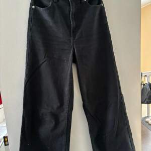 Högmidjade svarta jeans från h&m säljs pågrund av att dom inte används o behövs tvättas men har inga fläckar eller hål +frakt