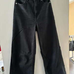 Högmidjade svarta jeans  - Högmidjade svarta jeans från h&m säljs pågrund av att dom inte används o behövs tvättas men har inga fläckar eller hål +frakt