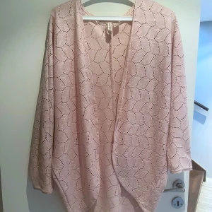 Lång rosa kofta 🎀 - Lång luftig rosa kofta med mönster 🎀