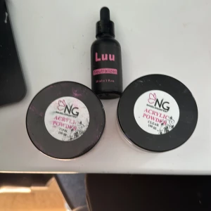 Nagelgiganten akryl pulver luunails neutraliser  - 2 stycken akryl pulver från NG en i clear en i rosa som jag har blandat me pigment pulver så den är cover rosa inte genomskinlig som den andra alltså. Både köptes för 550 kr akrylen är nästan helt fulla. neutralizer från luunails nästan full pris dis