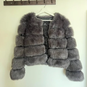 Päls jacka - Säljer denna fina jacka, då den inte kommer till användning. Använt fåtal gånger och är i bra skick.