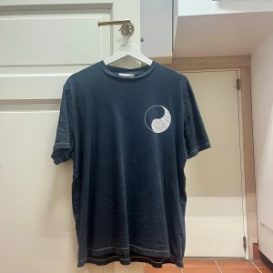 Our Legacy T-shirt - Snygg T-shirt från Our Legacy, storlek 46. 