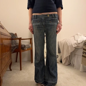 BootcutJeans - Jeans med coola knappar. Mörkblå bootcut💙 38cm i midjan, 74cm i innersöm