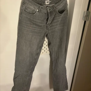 Grå jeansbyxor - Grå jeans med rak passform