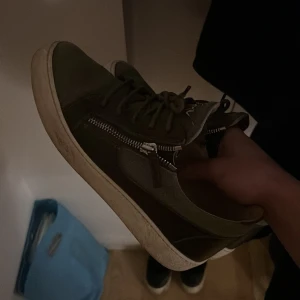 Giuseppe Zanotti  - Säljer mina gröna giuseppe zanotti för att dem inte längre används. Skriv vid intresse 