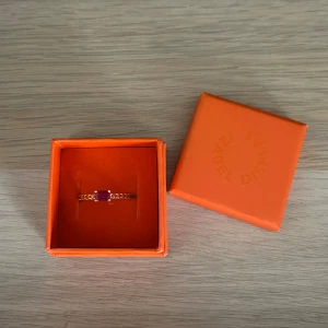 Izabel display ring - Sjukt snygg ring från Izabel Display!! Nyskick. Den är guldig