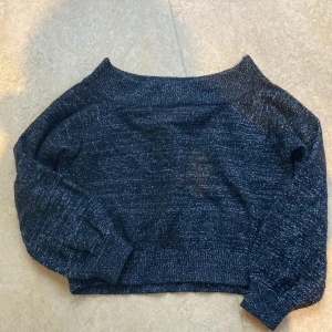 Glittrig tjocktröja - Sitter off-shoulder! 