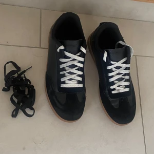 Gats (German army trainers) - Snygga army trainers i svart färg. Dem är i bra skick. Köptes för ca 1200kr i Spanien. Det är bara att höra av sig vid funderingar 😀 priset kan såklart diskuteras 😉