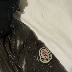 Vintage Moncler jacka Brun - vintage brun moncler jacka för dam, passar XS/ S , bra skick förutom att dragkedjan på fickorna är sönder men är enkelt att åtgärda