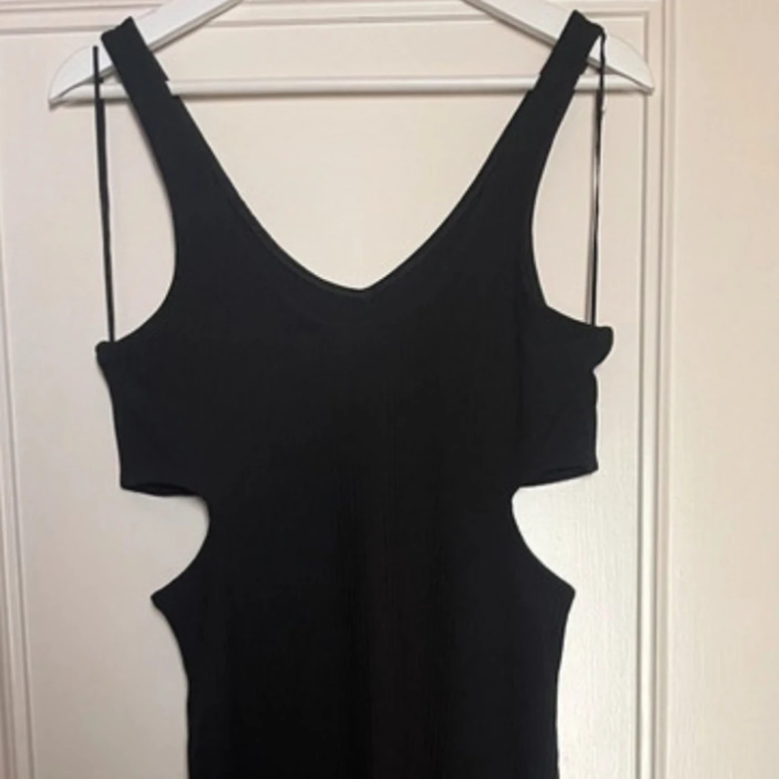 Svart klänning med cut-out detaljer - 90